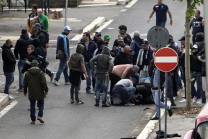 Ciro Esposito, tifoso del Napoli rimane gravemente ferito dopo gli scontri a Tor di Quinto prima della finale di Coppa Italia tra Napoli e Fiorentina, 3 maggio 2014 a Roma. ANSA/MASSIMO PERCOSSI